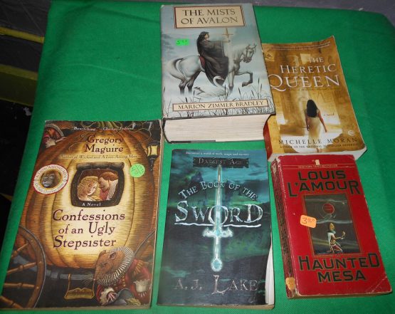 Lot 5 Books Vintage Mystery Fantasy Maguire Bradley Moran L'Amour Lake Novels